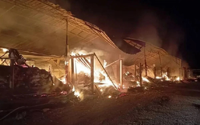 Trại gia cầm bùng cháy dữ dội trong đêm, hơn 48 nghìn con gà bị thiêu rụi Ảnh 2