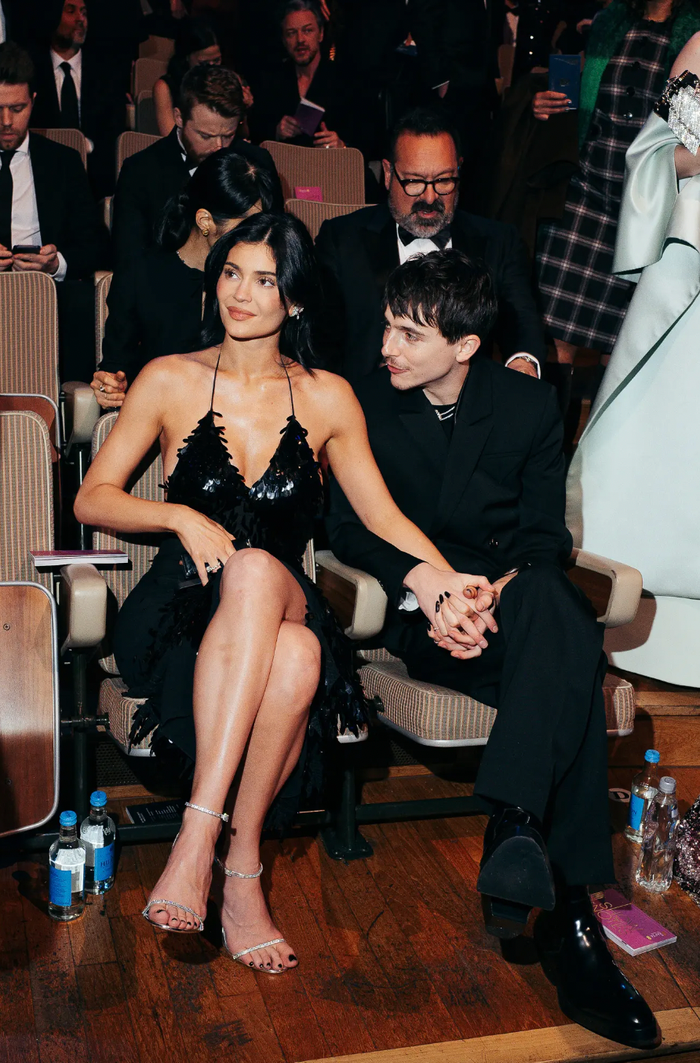 Kylie Jenner và bạn trai Timothée Chalamet tình tứ tại sự kiện. (Ảnh: Page Six)