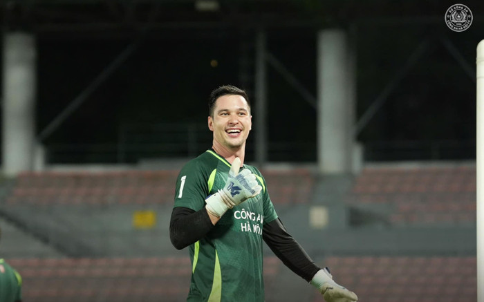 HLV Polking đã bảo vệ thủ môn Nguyễn Filip sau sai lầm trước CLB Quảng Nam. Ảnh: CLB CAHN