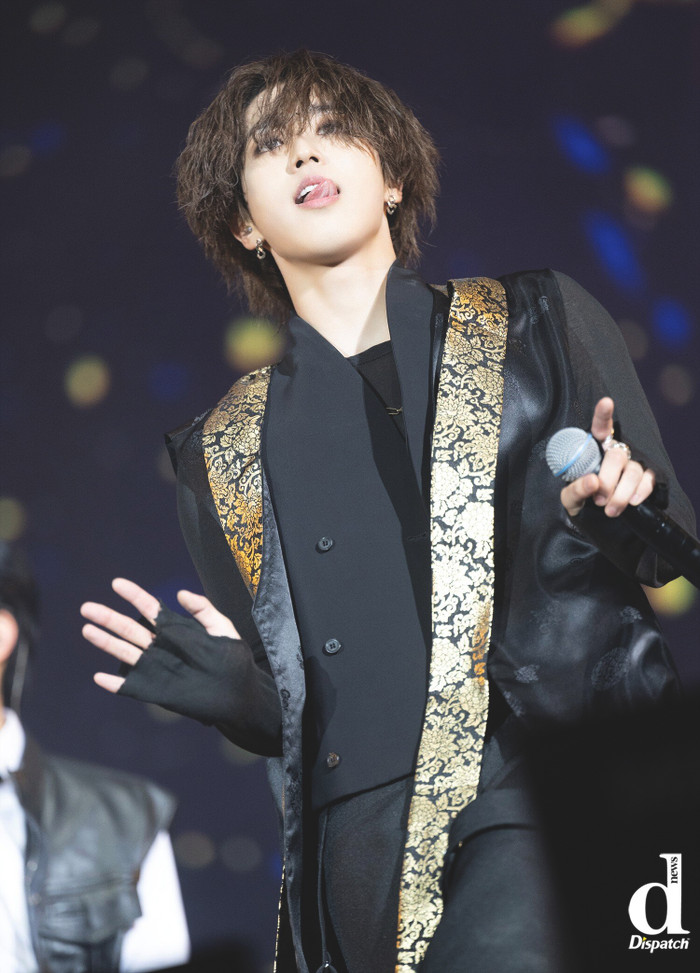 Nam ca sĩ vén áo để lộ 'điều cấm kỵ' trên sân khấu, lập tức gây tranh cãi Ảnh 1