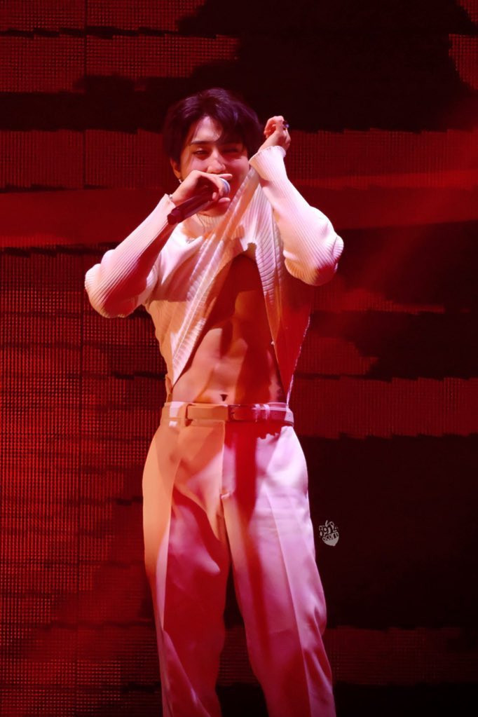 Nam ca sĩ vén áo để lộ 'điều cấm kỵ' trên sân khấu, lập tức gây tranh cãi Ảnh 2