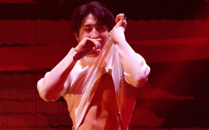 Nam ca sĩ vén áo để lộ 'điều cấm kỵ' trên sân khấu, lập tức gây tranh cãi Ảnh 2