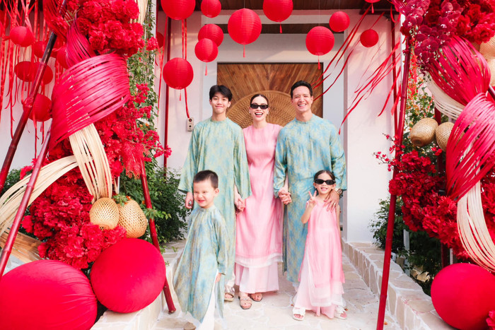 Vợ chồng Hồ Ngọc Hà chụp ảnh cùng các con trong dịp Tết Nguyên đán. Ảnh: FBNV