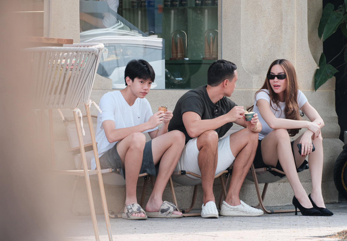 Hồ Ngọc Hà cảm thấy may mắn khi con trai lớn Subeo rất yêu mến, thoải mái trò chuyện với bố dượng khi nhóc tỳ bước vào độ tuổi dậy thì. Ảnh: FBNV