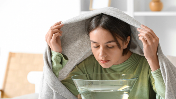 Xông hơi mặt giúp làm sạch sâu, thông thoáng lỗ chân lông. (Ảnh minh họa)