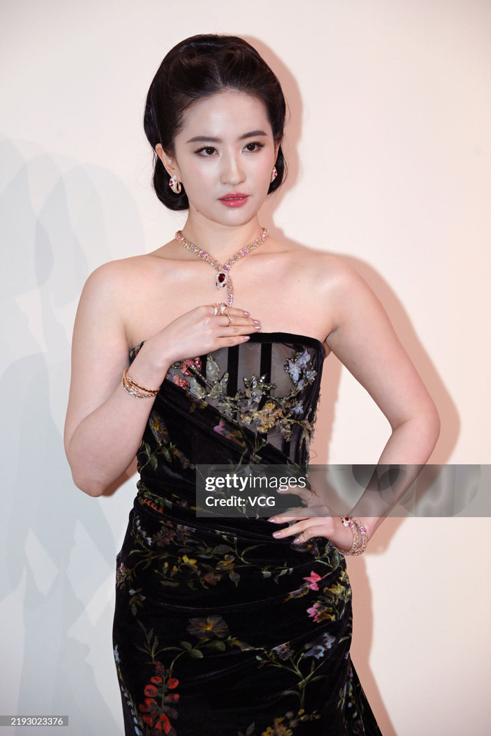 Vẻ ngoài lung linh, sang trọng của Lưu Diệc Phi tại các sự kiện giải trí - Ảnh: Getty Images.