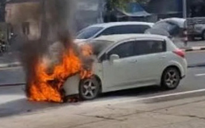 Chiếc xe hơi chở người phụ nữ bốc cháy ngùn ngụt trên quốc lộ, nghi do chập điện động cơ Ảnh 2