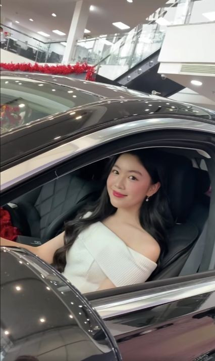 Lọ Lem trong chiếc 'xế xịn' của riêng mình