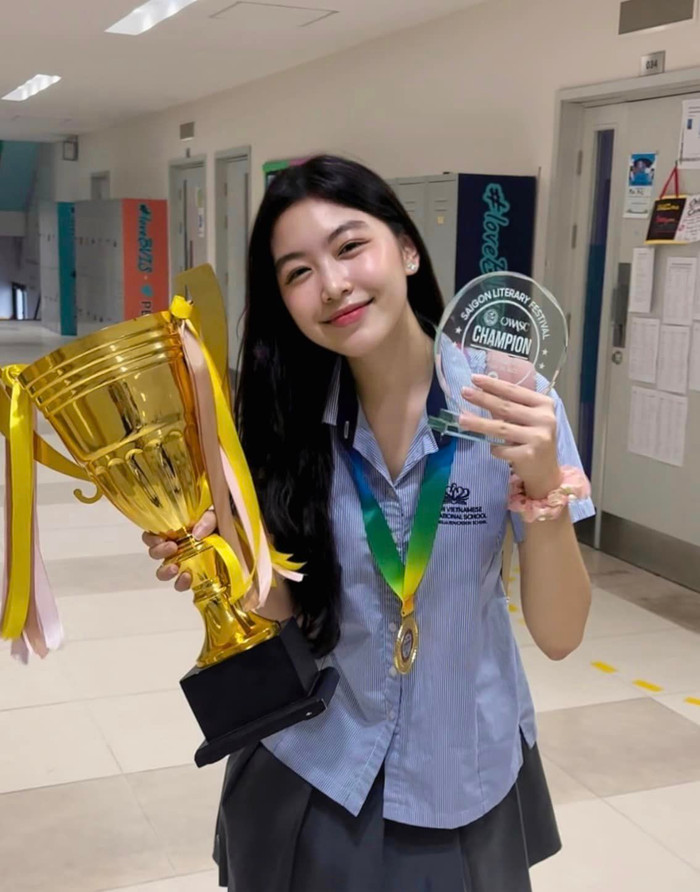 Lọ Lem khiến nhiều người ngưỡng mộ bởi thành tích học tập cực xuất sắc