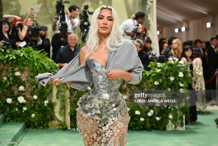 Kim Kardashian gây tranh cãi vì bất chấp sức khỏe, diện corset bó sát để định hình vóc dáng. (Ảnh: Getty Images)