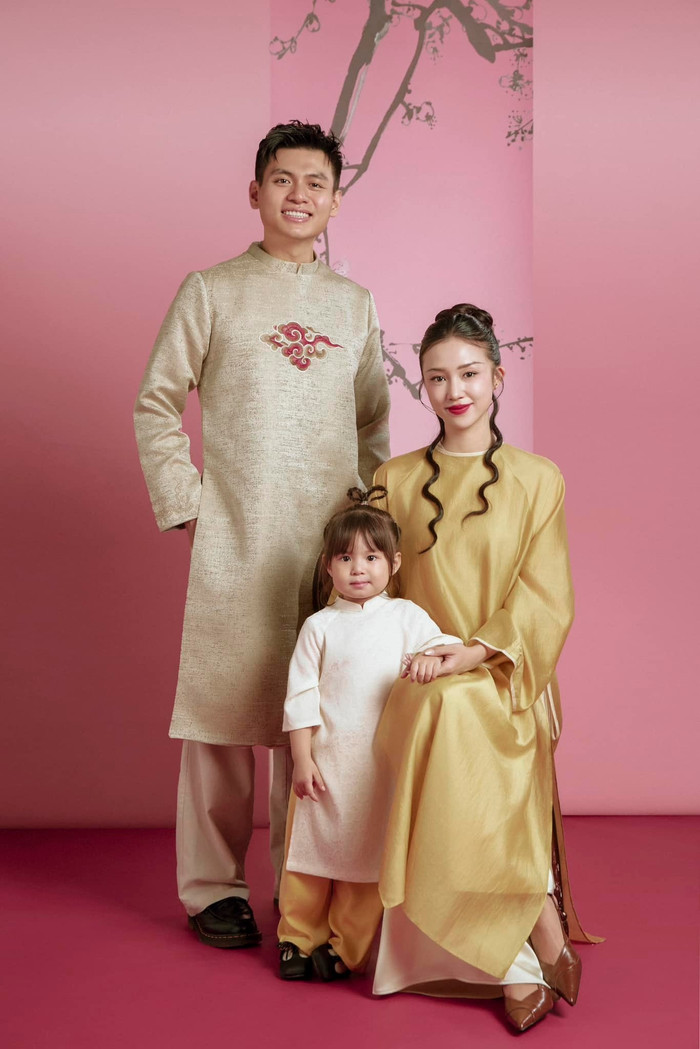 Gia đình bé Pam chụp ảnh nhân dịp Tết Ất Tỵ 2025. (Ảnh FBNV)