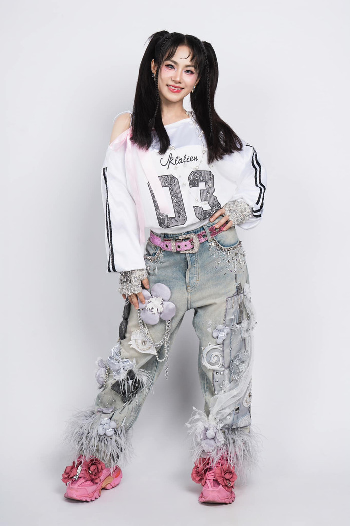 Lương Bích Hữu tự tin ăn diện những bộ đồ trẻ trung, hợp mốt. Ảnh: FBNV