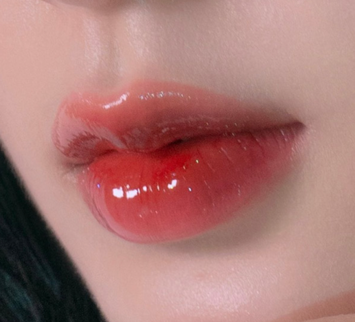 Son bóng thường gây cảm giác bết dính, nặng môi nếu chị em chưa quen sử dụng. (Ảnh minh họa)