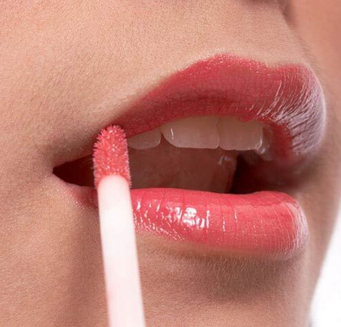 Đánh son bóng chồng lên lớp son lì giúp đôi môi căng mọng, tự nhiên. (Ảnh minh họa)