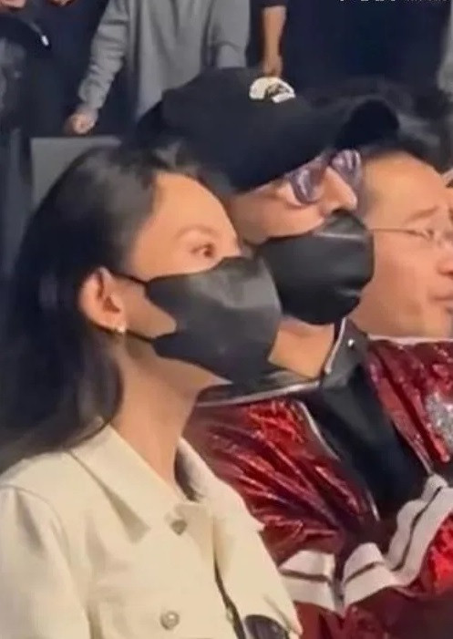 Khoảnh khắc Uông Phong - chồng cũ Chương Tử Di hẹn hò với bạn gái kém 19 tuổi đang được nhiều khán giả quan tâm. (Ảnh Weibo)