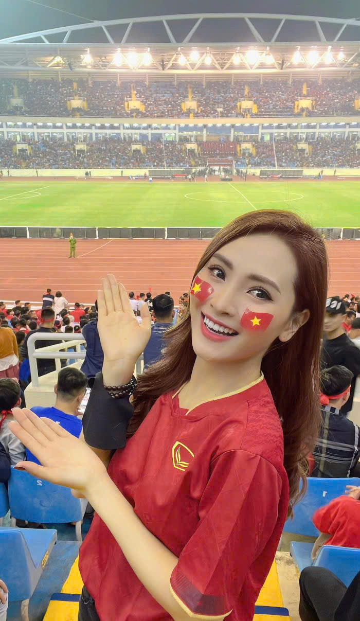 MC Mù Tạt thường xuyên xuất hiện trên khán đài. Ảnh: FBNV