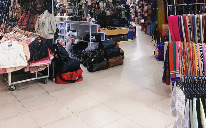 Mua túi đồ cũ ở cửa hàng, cô gái 'đứng hình' khi phát hiện thứ xuất hiện bên trong Ảnh 2