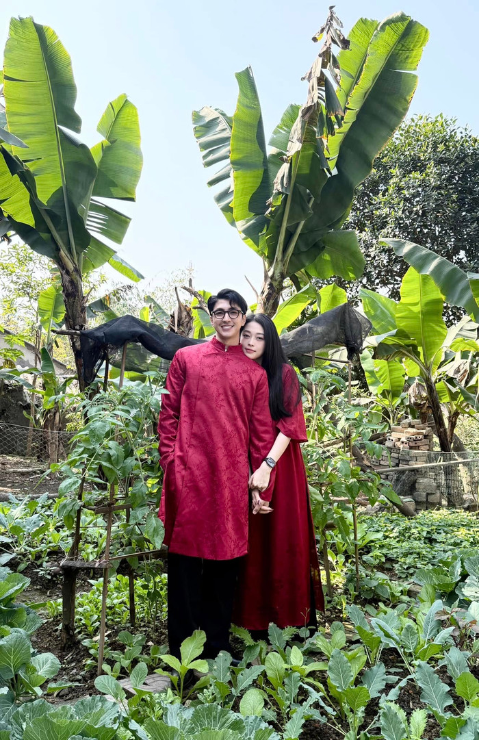 Bình An và Phương Nga hào hứng chụp ảnh trong dịp Tết Nguyên đán. Ảnh: FBNV