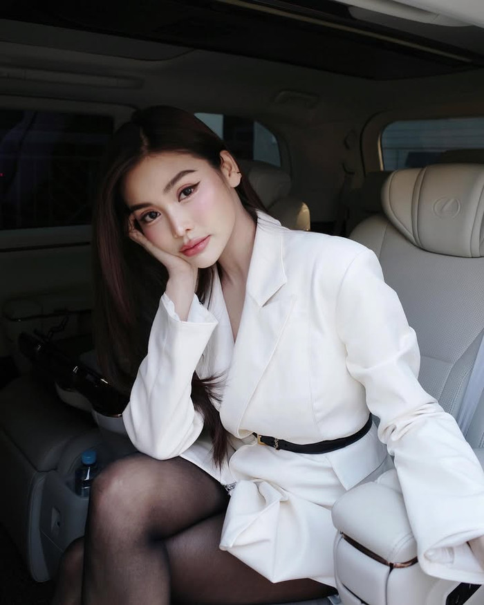 Sau nhiều lần 'ném đá' vì phản cảm, Engfa Waraha dường như đã biết sợ. Do đó, nàng hậu có động thái tiết chế tối đa phong cách 'hở bạo' như trước. (Ảnh: Instagram nhân vật)