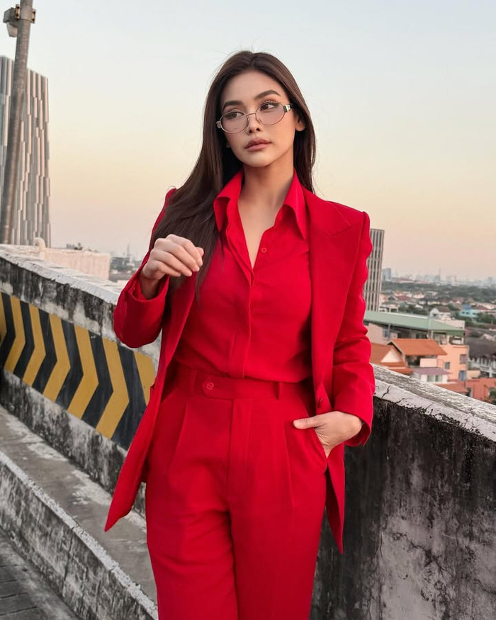 Thi thoảng, Engfa Waraha cũng lựa chọn nguyên bộ suit mang tông màu đỏ nổi bật, tôn làn da trắng sáng, không chút khuyết điểm. (Ảnh: Instagram nhân vật)