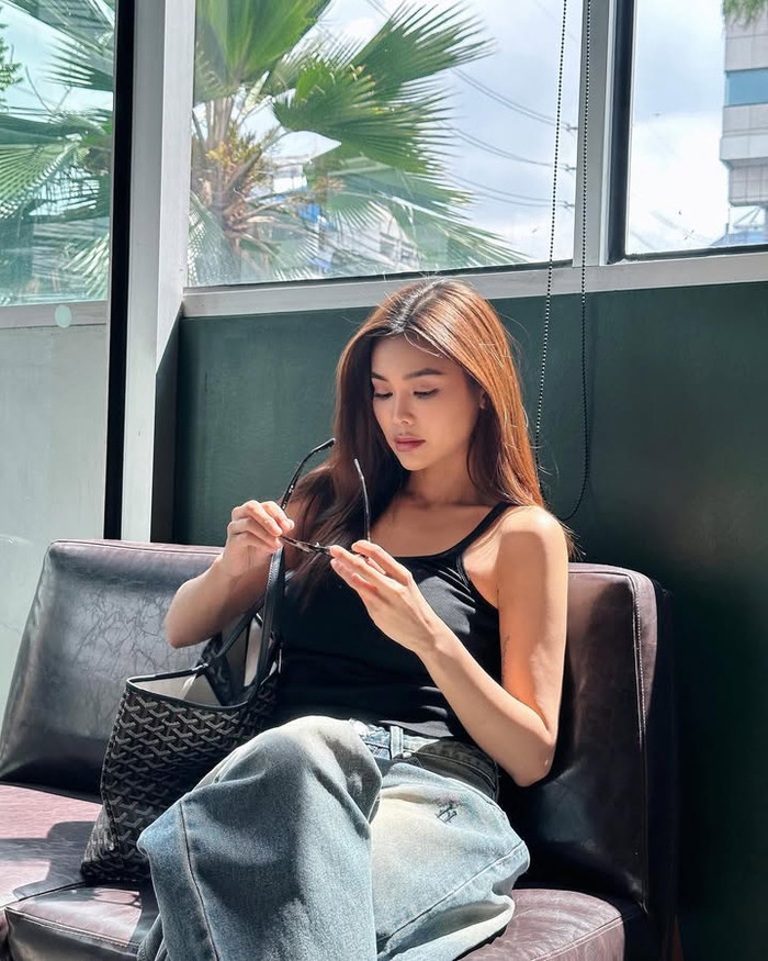 Đôi lúc, Engfa Waraha chỉ cần xuống phố với bản phối thời trang đơn giản gồm áo thun và quần jean thùng thình cũng đã đủ để tôn lên cá tính mạnh mẽ vốn có của nàng hậu. (Ảnh: Instagram nhân vật)