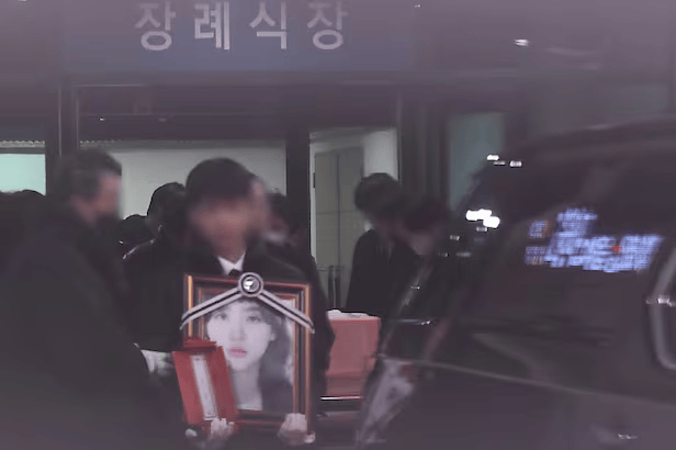 Hình ảnh trong tang lễ của Kim Sae Ron diễn ra vào sáng 19/2, phía gia quyến mong muốn tổ chức tang lễ riêng tư cho nữ diễn viên. Ảnh: Sưu tầm