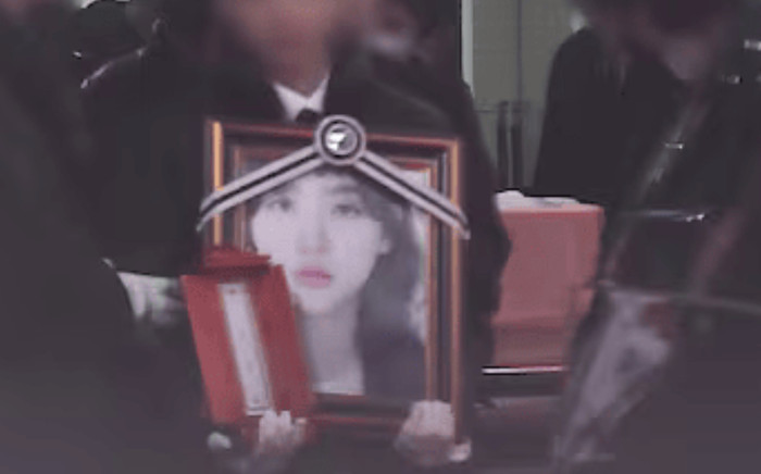 Gia đình xót xa tiễn đưa Kim Sae Ron về nơi an nghỉ cuối cùng Ảnh 2