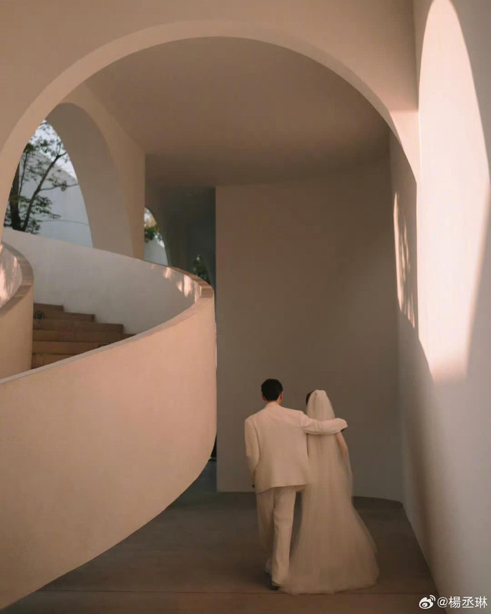 Ảnh kỷ niệm 1 năm ngày cưới của cặp đôi nổi tiếng Lý Vinh Hạo và Dương Thừa Lâm. Ảnh: Weibo