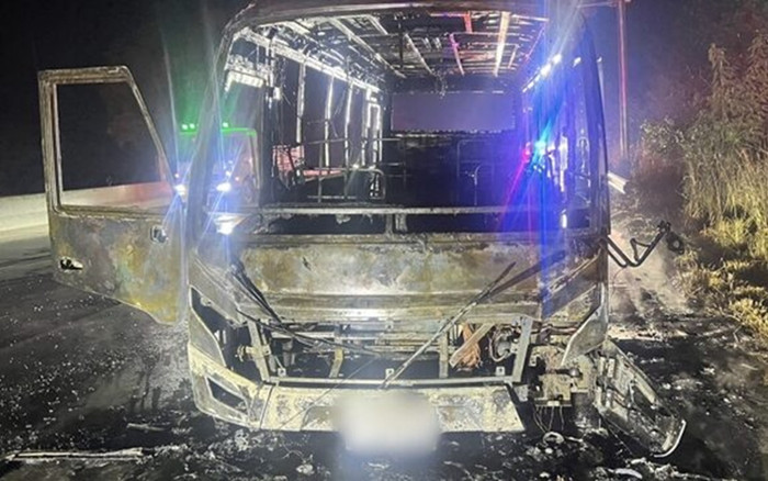 Xe buýt phát nổ rồi bốc cháy trên đường cao tốc, bị thiêu rụi chỉ còn lại khung sắt Ảnh 2