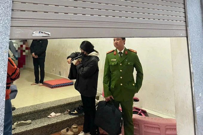 Cơ quan chức năng khám nghiệm tại địa điểm trông giữ bé gái 5 tháng. Ảnh: VnExpress