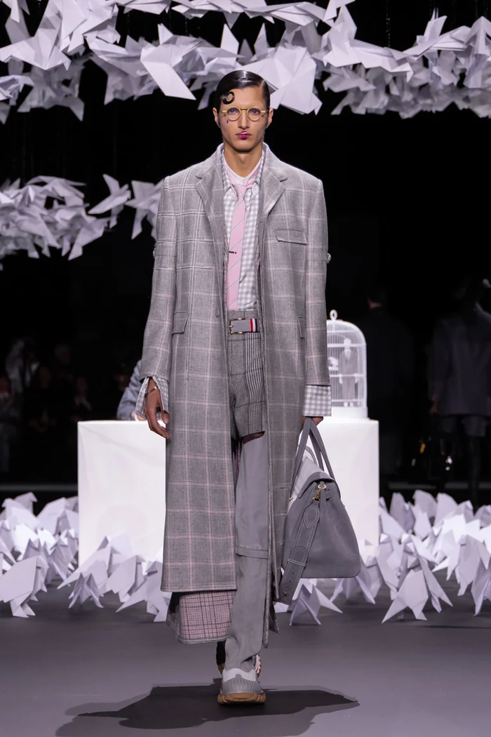 Ngoài bộ mi lông vũ, những thiết kế kết hợp cùng với kính mắt tròn vàng cũng tôn lên vẻ đẹp của trang phục.  (Ảnh: Thom Browne Fall 2025)