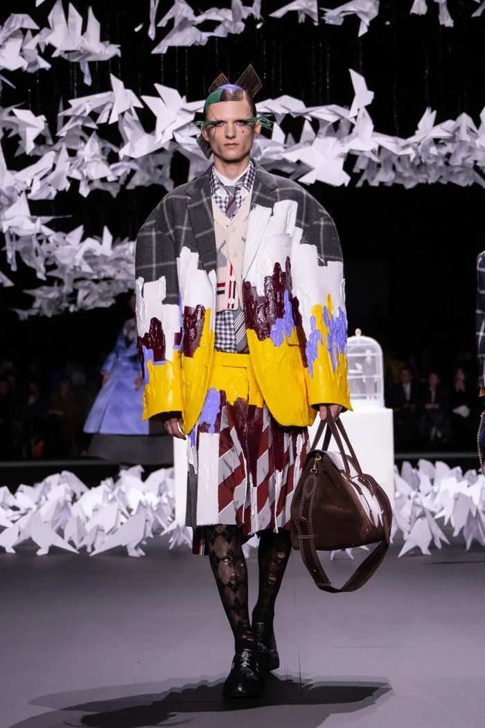 Bộ trang phục với họa tiết patchwork (ghép mảnh) cầu kì và tinh xảo, sử dụng những gam màu tương phản nhưng tổng thể hài hòa. (Ảnh: Thom Browne Fall 2025)
