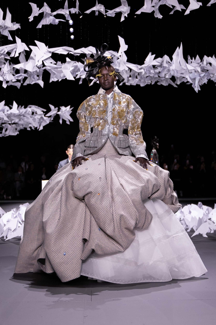 Đặc biệt, người mẫu Alek Wek đã kết thúc buổi diễn với một chiếc áo khoác được thêu 638.010 hạt cườm, tạo nên điểm nhấn ấn tượng cho bộ sưu tập. (Ảnh: Thom Browne Fall 2025)