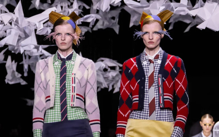 Cặp mi lông vũ đa sắc màu xuất hiện trên sàn diễn Thom Browne Ảnh 2