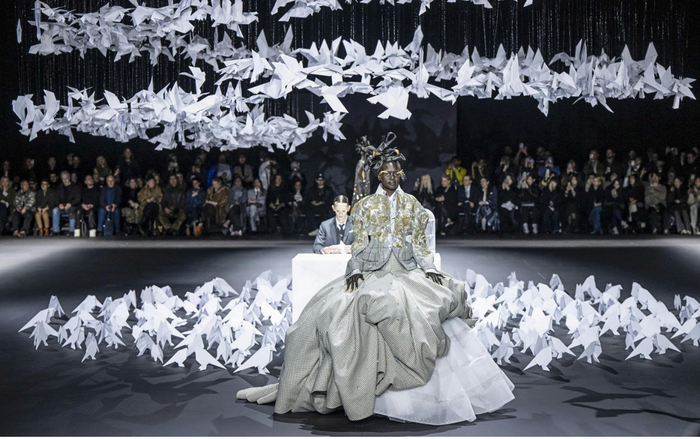 Cặp mi lông vũ đa sắc màu xuất hiện trên sàn diễn Thom Browne Ảnh 1