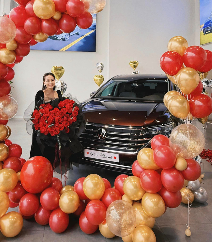 Diễn viên Bảo Thanh tậu xế hộp tiền tỷ. (Ảnh: FBNV)