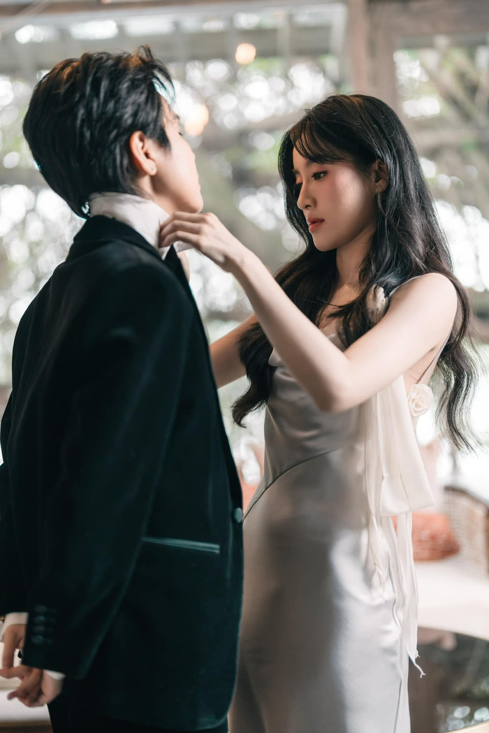 Vũ Cát Tường được bạn đời ân cần chăm sóc, quan tâm từ những điều nhỏ nhặt. (Ảnh: NVCC)