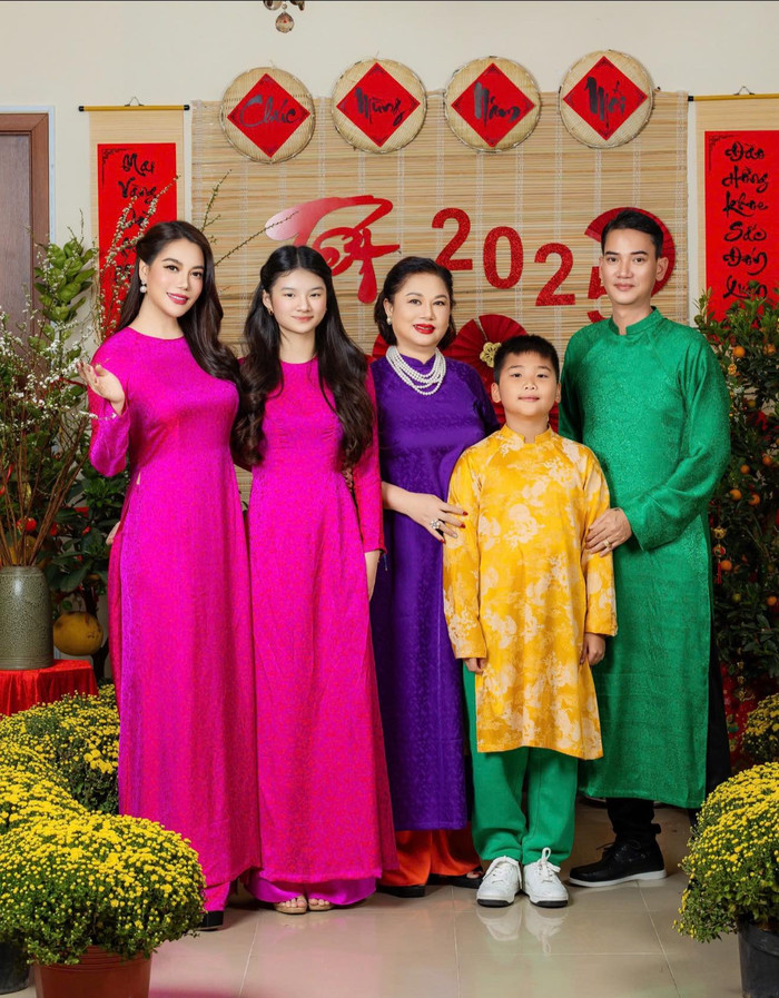 Tết năm nay, Trương Ngọc Ánh chỉ đăng tải chụp cùng gia đình. (Ảnh FBNV)