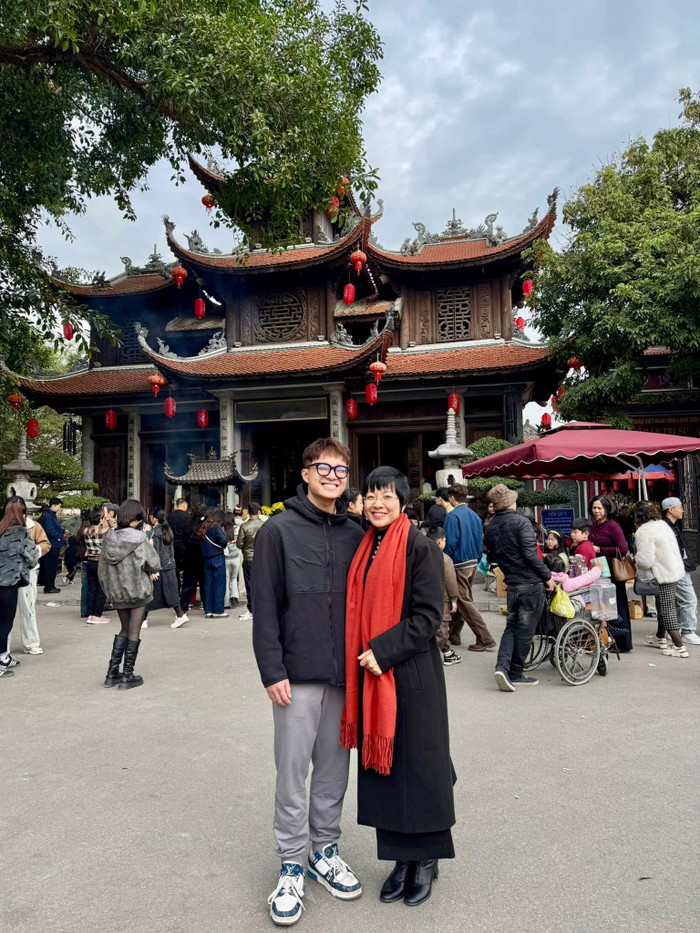 Hai mẹ con MC Thảo Vân đi du xuân. Ảnh: FBNV