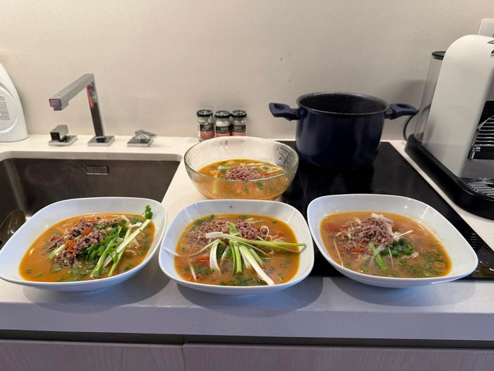 Phương Oanh khen nức nở bát phở bò do chồng đích thân vào bếp nấu. Ảnh: FBNV