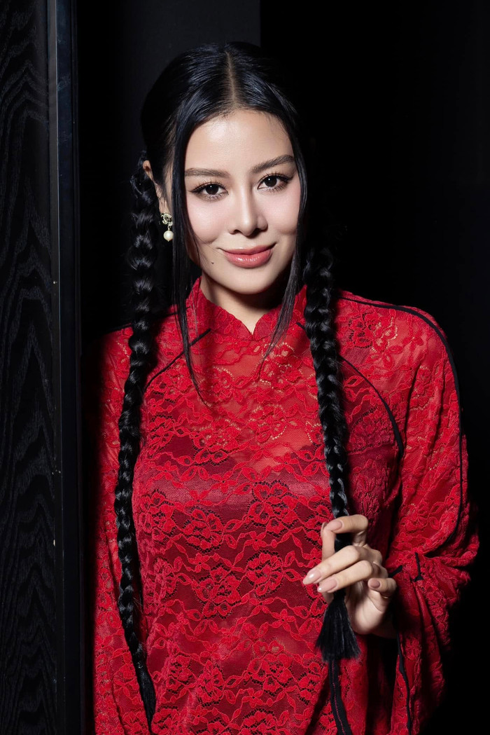 Nam Thư gây tranh cãi với áo dài lộ nội y. Ảnh: FBNV