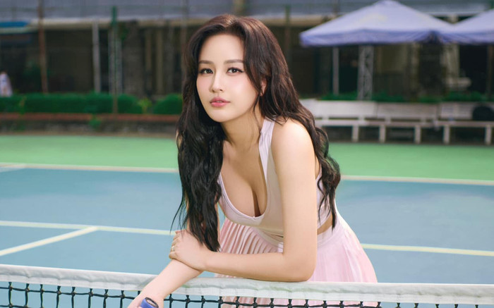 Mai Phương Thúy khoe dáng 'đẫy đà' với áo hở trên sân tennis Ảnh 2