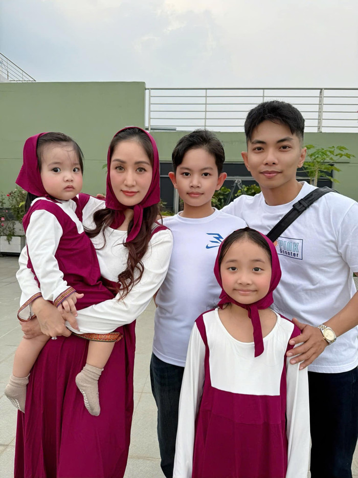Khánh Thi và Phan Hiển vừa mới dành thời gian chụp ảnh với các con. Ảnh: FBNV