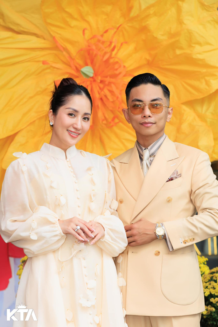 Khánh Thi hạnh phúc khi có Phan Hiển luôn đồng hành. Ảnh: FBNV