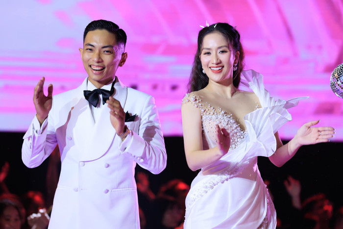 Không chỉ Khánh Thi, Phan Hiển cũng từng lên tiếng bênh vực các con mỗi khi có kẻ gian cố tình bôi nhọ, đưa ra những tin tức thất thiệt. Ảnh: FBNV