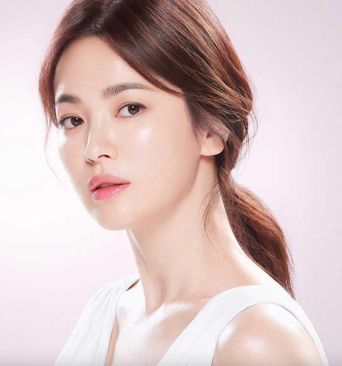 Bí quyết dưỡng da của Song Hye Kyo trải qua nhiều bước với mục đích cơ bản là làm sạch sâu, cung cấp độ ẩm và chống lão hóa. (Ảnh tổng hợp)