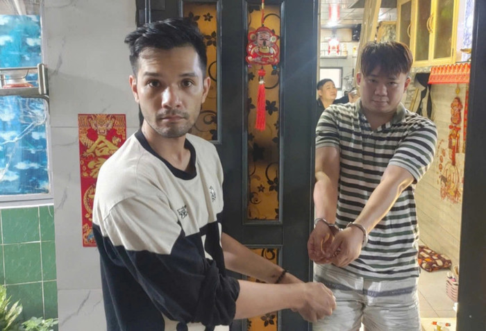 Nhikolai Đinh (trái) bị bắt quả tang khi mua ma tuý về sử dụng.