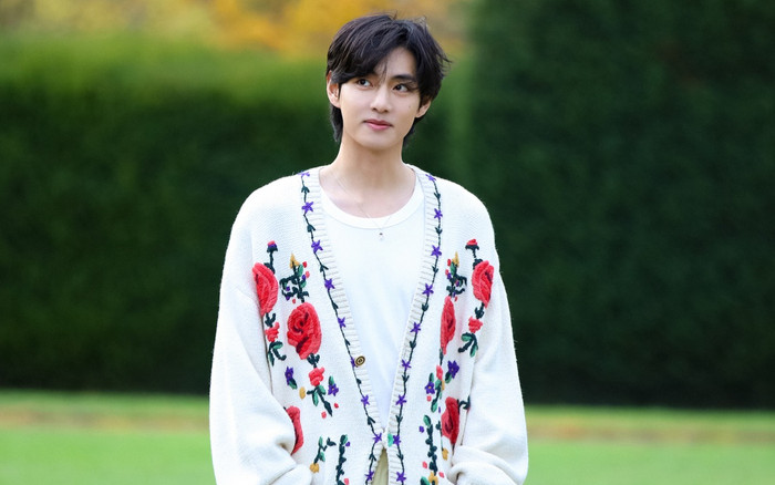 V bị bắt gặp xuất hiện tại cửa hàng thức ăn nhanh, thái độ ra sao khi được xin chụp ảnh? Ảnh 2