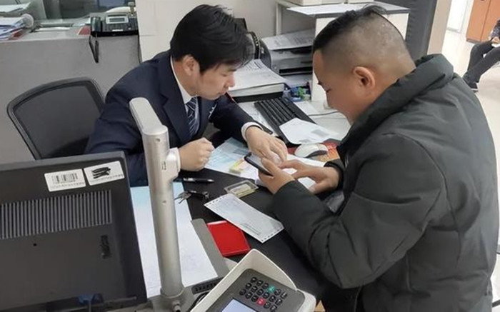 Người đàn ông đem 870 triệu gửi ngân hàng, ngày hôm sau thì được báo 'tài khoản không tồn tại' Ảnh 2