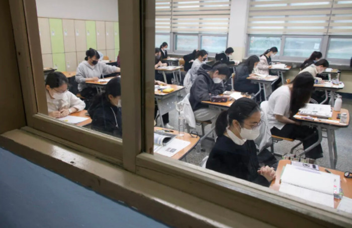 Hơn 240 giáo viên, ở cả trường công và tư bị phát hiện bán trái phép đề thi thử của Kỳ thi Đánh giá Năng lực vào đại học (CSAT). Ảnh: New York Times